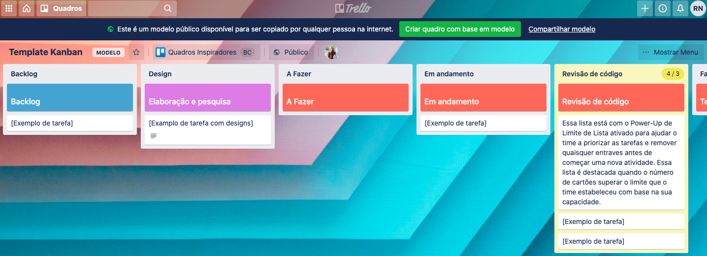 A imagem ilustra a tela do Trello com o template Kanban, com as colunas BAcklog, Design, A fazer, Em Andamento, Revisão de código.